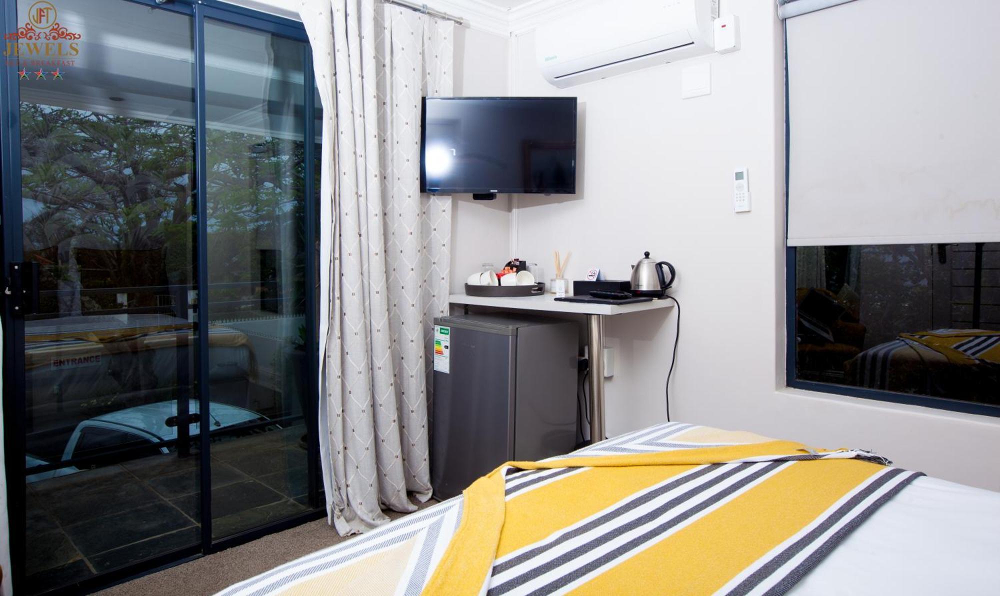 Jft Jewels Guest House Іст-Лондон Екстер'єр фото