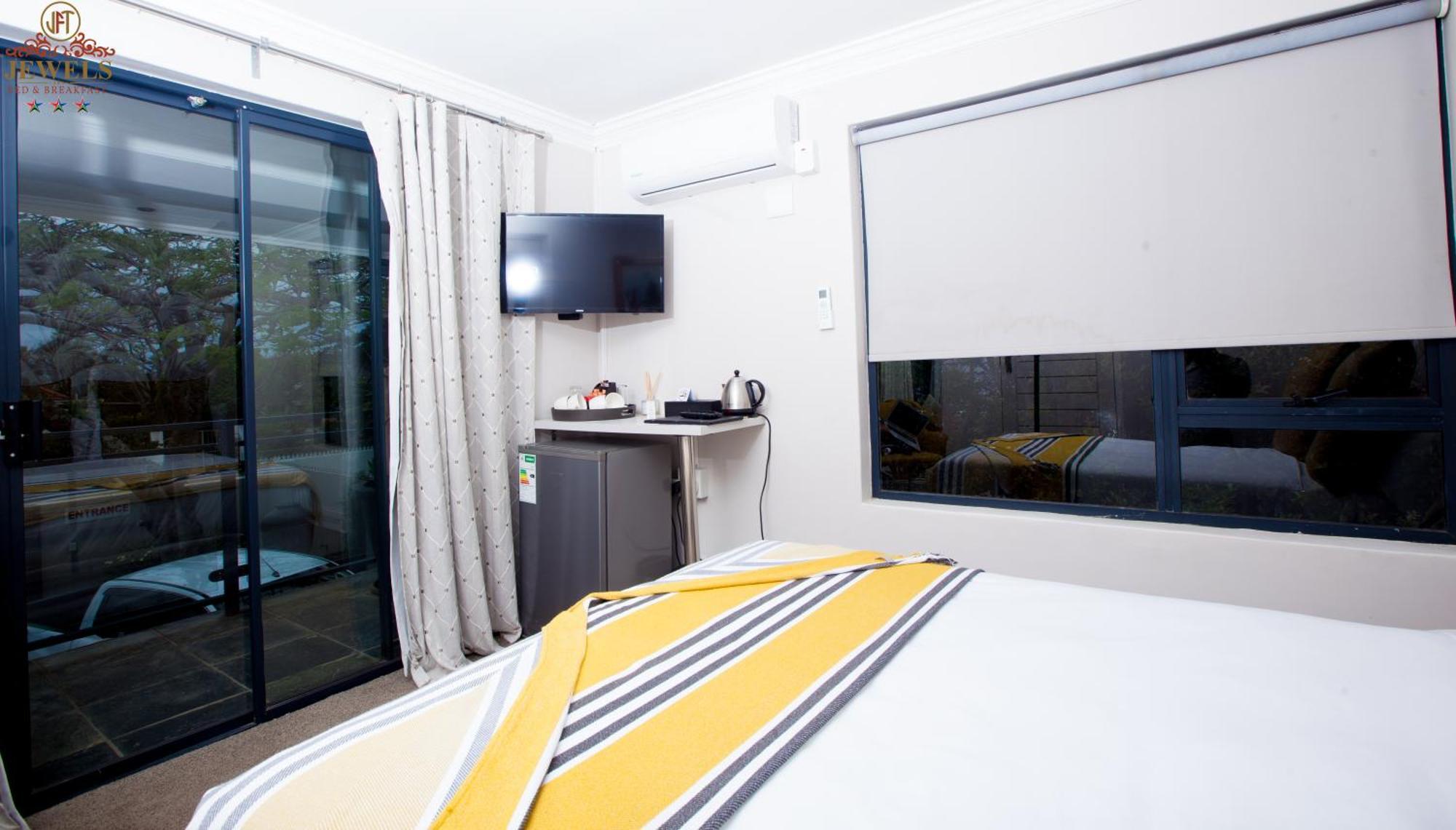 Jft Jewels Guest House Іст-Лондон Екстер'єр фото